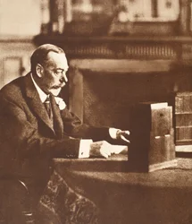 Le roi George diffusant à l